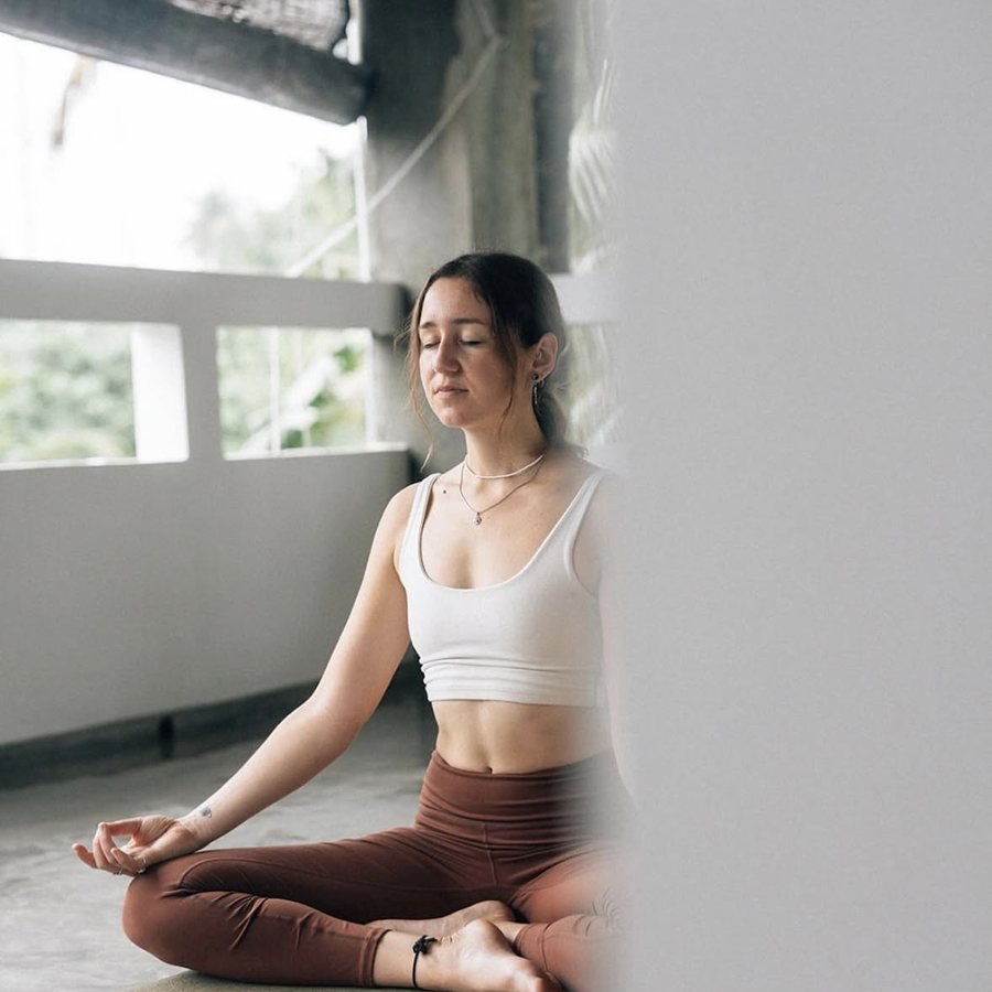 Nadine – Yoga- & Embodiment-Lehrerin, Künstlerin